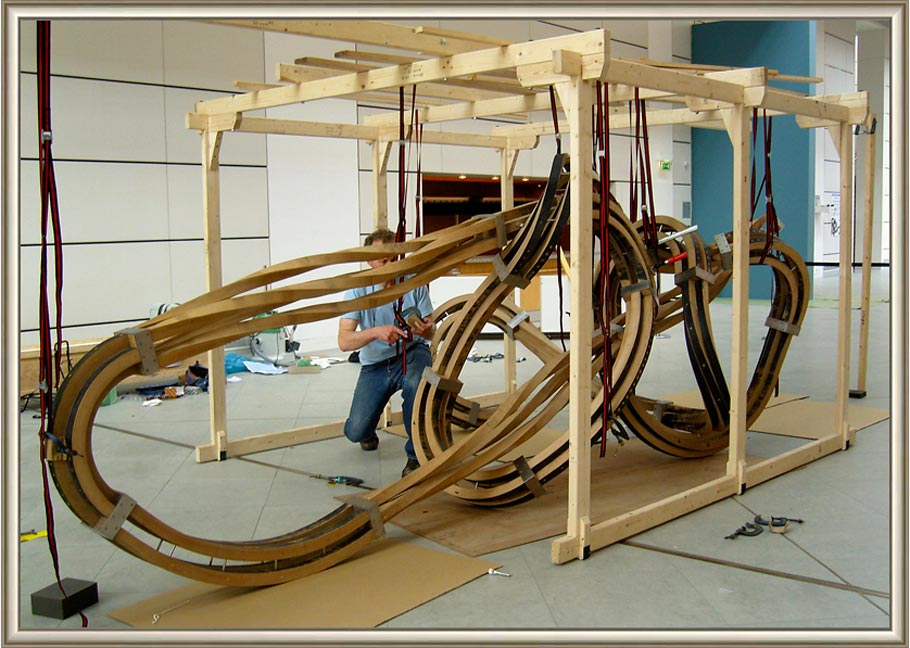 Richard Deacon (b. 1949 in Bangor, Wales, UK). Quick (in montage). 2009. Oak and steel. 180×622×231 cm.