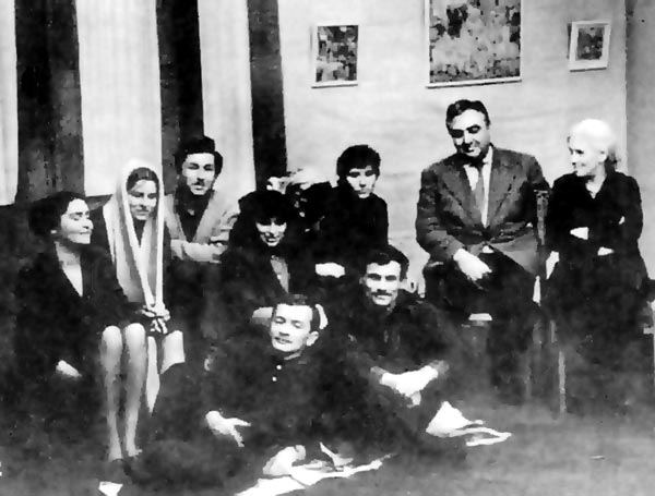 Работа над выставкой П. Филонова и М. Матюшина в музее Маяковского, 1965. Второй справа — Н.И. Харджиев, третий “” М. Гробман, пятый — Рудольф Дуганов, шестая — И. Врубель-Голубкина, седьмой — Геннадий Айги с женой Наташей. http://zerkalo-litart.com/?p=2996