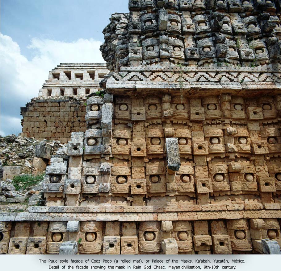 Zona arqueolуgica de Kabah, ruta Puuc. Estado de Yucatán, México. Una de las fachadas más impresionantes de la arquitectura maya es el Templo de las Máscaras. 250 mascarones del dios Chaac decoran la fachada poniente.
