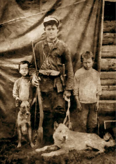 Молотиловы, слева направо: Серёжа, Николай Михеевич и Петя. Собаки: Розка и Чукмар. Начало 30-х.